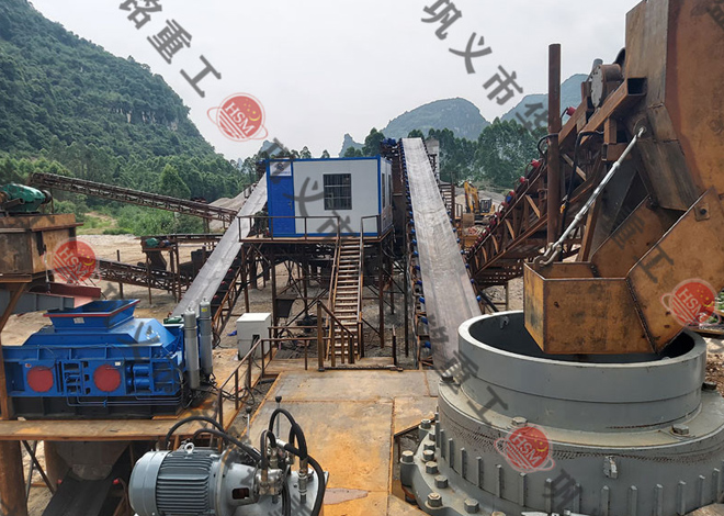 1510型液壓對輥制砂機(jī)裝車發(fā)往湖南