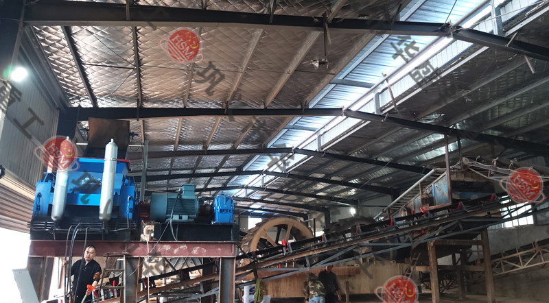 液壓對輥制砂機安裝現場